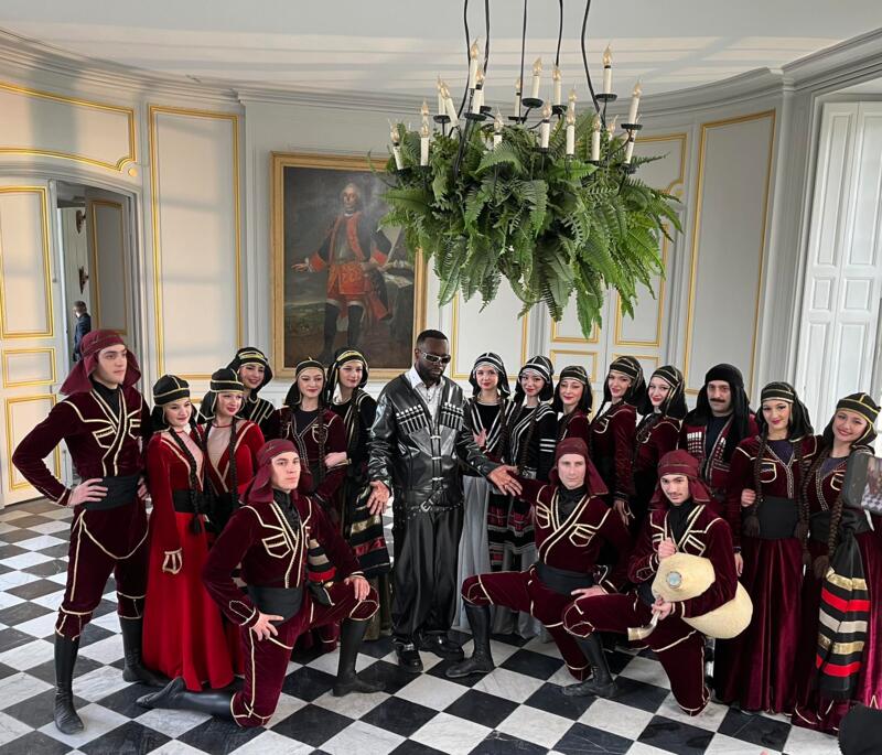 « Lazi » dans le clip musical NINAO de GIMS