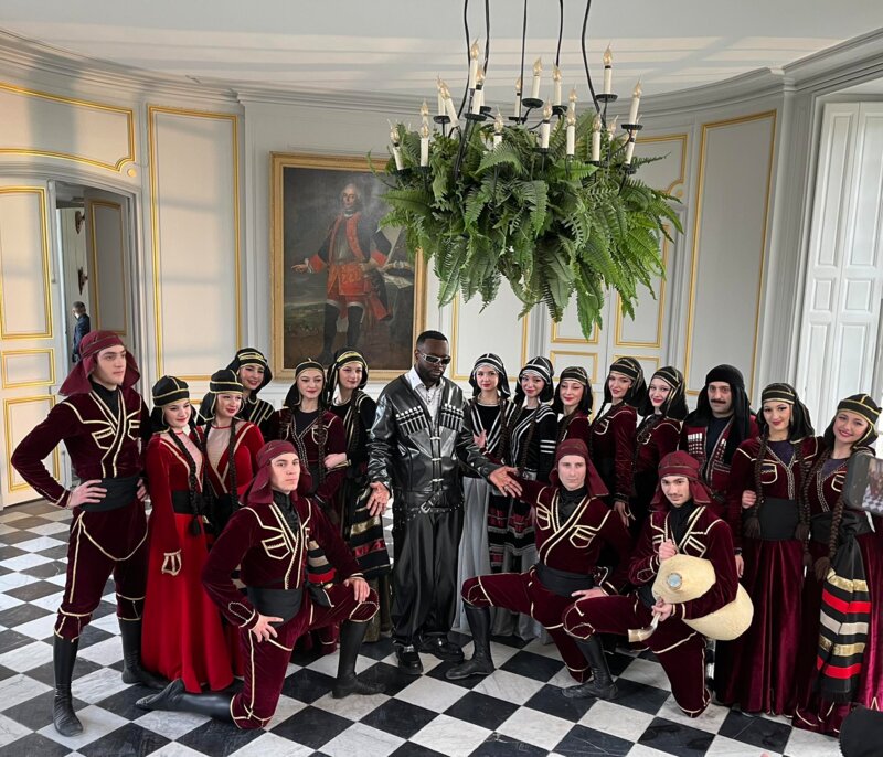 « Lazi » dans le clip musical NINAO de GIMS
